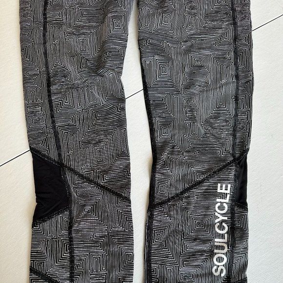 Lululemon Soulcycle Cropped Leggings White/Black Design w/ Mesh Detail Size 8 - Picture 11 of 16